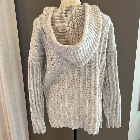 Beautiful cream pull over - Picture 3 of 6